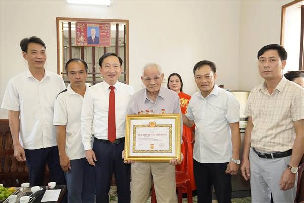 Đảng ủy xã Kiến Minh tổ chức đoàn đến thăm, trao tặng Huy hiệu Đảng cho 4 đảng viên tại thôn Minh Liễn và thôn Đại Trà 2 