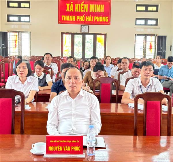 Đảng ủy - HĐND - UBND - UBMTTQ VN xã tham dự hội nghị trực tuyến toàn quốc tập huấn và cử đầu mối triển khai thủ tục hành chính của Đảng trên môi trường điện tử giai đoạn 2.
