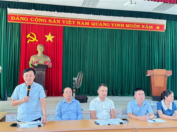 hUBND xã Kiến Minh tổ chức chi trả tiền bồi thường, hỗ trợ dất đai, tài sản gắn liền với đất thu hồi để thực hiện dự án đầu tư xây dựng tuyến đường sắt Lào Cai - Hà Nội - Hải phòng đoạn đi qua xã Kiến Minh.