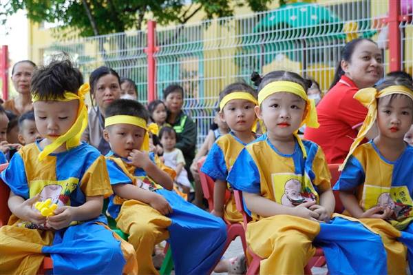 Lãnh đạo HĐND - UBND xã Kiến Minh đã tới thăm, động viên và trao tặng quà Trung thu cho các cháu thiếu niên, nhi đồng tại các trường Mầm non trên địa bàn xã.