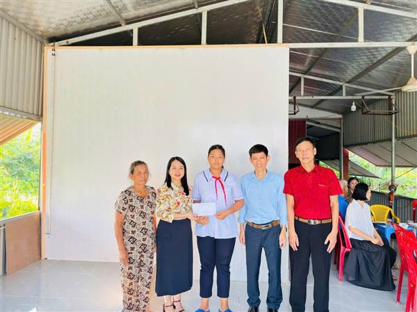 Xã Kiến Thụy: Trao tặng hỗ trợ học sinh có hoàn cảnh khó khăn vươn lên trong học tập