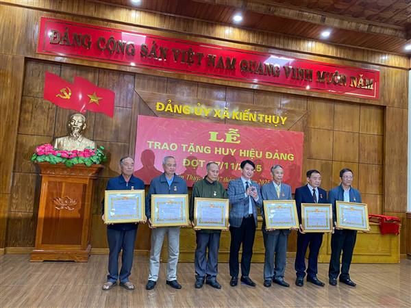 28 đảng viên xã Kiến Thụy được trao tặng Huy hiệu Đảng