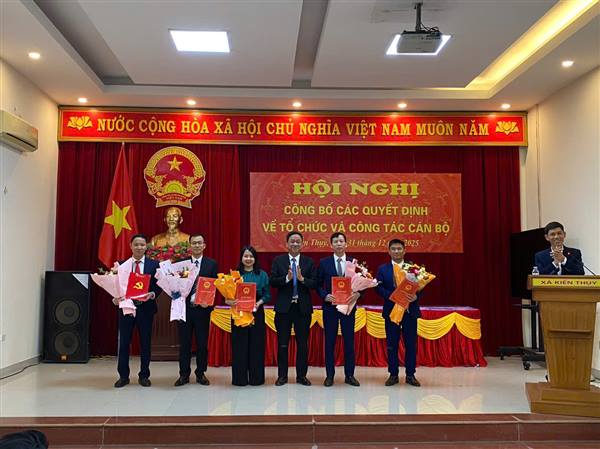 XÃ KIẾN THỤY CÔNG BỐ CÁC QUYẾT ĐỊNH VỀ TỔ CHỨC VÀ CÔNG TÁC CÁN BỘ