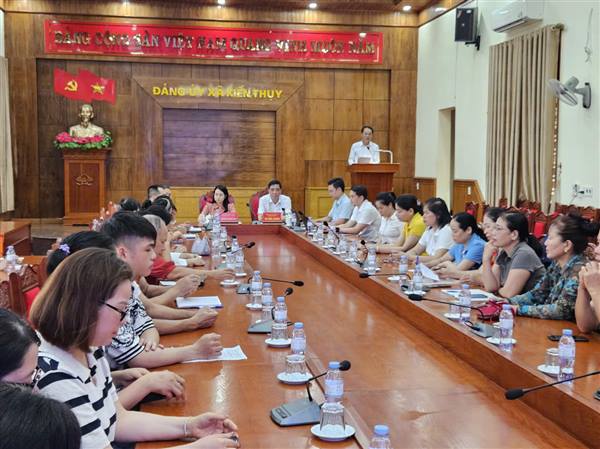 Xã Kiến Thụy tuyên truyền, giải đáp, tư vấn chính sách BHXH, BHYT cho các hộ kinh doanh

