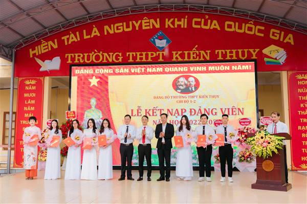 THỰC TIỄN MÔ HÌNH “ĐỘT PHÁ TẠO NGUỒN ĐẢNG TỪ HỌC SINH” TẠI TRƯỜNG THPT KIẾN THỤY, HẢI PHÒNG 
Kỳ 1: “Gieo mầm đỏ” từ ghế nhà trường - Khơi nguồn phát triển Đảng từ học sinh THPT

