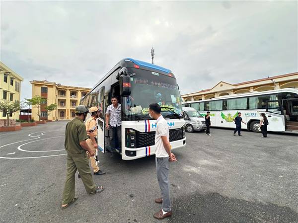 CÔNG AN XÃ KIẾN THỤY TĂNG CƯỜNG BẢO ĐẢM TRẬT TỰ AN TOÀN GIAO THÔNG - XỬ LÝ NGHIÊM VI PHẠM, PHÒNG NGỪA TAI NẠN