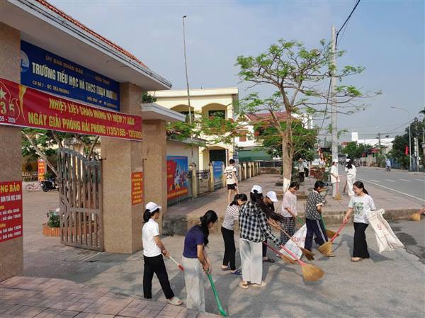 Xã Kiến Thụy ra quân vệ sinh môi trường chào mừng các ngày lễ lớn