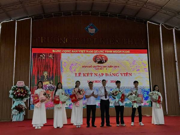 LỄ KẾT NẠP ĐẢNG VIÊN TẠI ĐẢNG BỘ TRƯỜNG THPT KIẾN THỤY