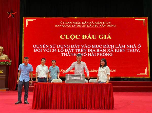XÃ KIẾN THỤY TỔ CHỨC PHIÊN ĐẤU GIÁ QUYỀN SỬ DỤNG ĐẤT ĐỐI VỚI 34 LÔ ĐẤT TRÊN ĐỊA BÀN XÃ