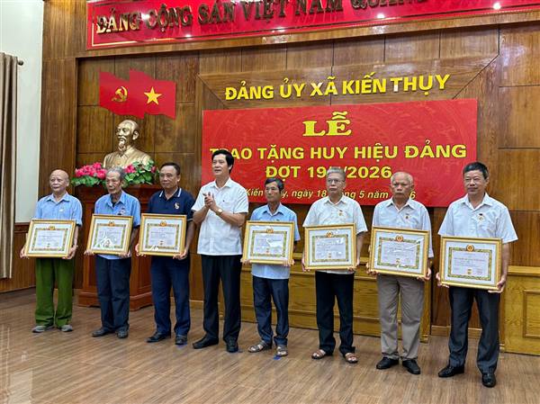 ĐẢNG ỦY XÃ KIẾN THỤY TỔ CHỨC LỄ TRAO TẶNG HUY HIỆU ĐẢNG ĐỢT 19/5/2026