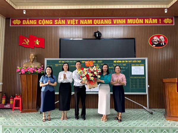 Lãnh đạo các xã thăm, động viên các Hội đồng thi tuyển sinh vào lớp 10 THPT năm học 2026–2027 

