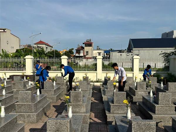 XÃ KIẾN THỤY TỔ CHỨC LỄ DÂNG HƯƠNG TƯỞNG NIỆM CÁC ANH HÙNG LIỆT SĨ TRƯỚC KHI TRIỂN KHAI LẤY MẪU HÀI CỐT PHỤC VỤ GIÁM ĐỊNH ADN