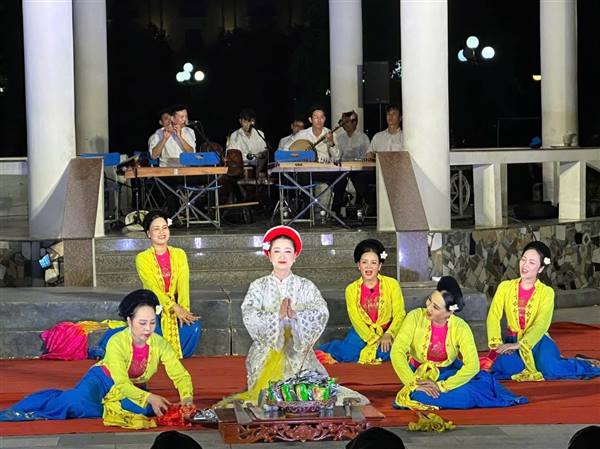 Nhà hát Chèo Xứ Đông biểu diễn phục vụ cán bộ, đảng viên và Nhân dân xã Kiến Thụy