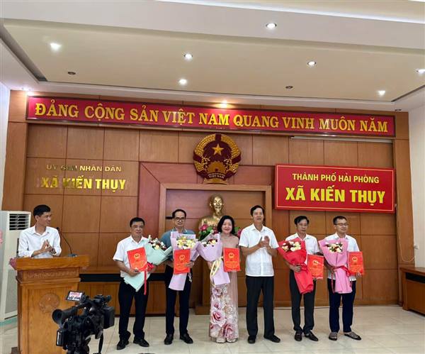 Xã Kiến Thụy tổ chức Hội nghị công bố nghị quyết thành lập, tổ chức lại các phòng chuyên môn và công tác cán bộ