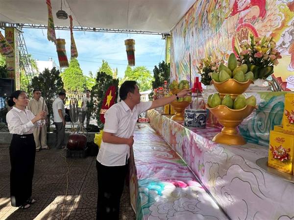 TRANG TRỌNG TỔ CHỨC LỄ DÂNG HƯƠNG, TRI ÂN, TÂM LINH

TẠI NGHĨA TRANG LIỆT SĨ XÃ THỤY HƯƠNG CŨ VÀ XÃ HỮU BẰNG CŨ