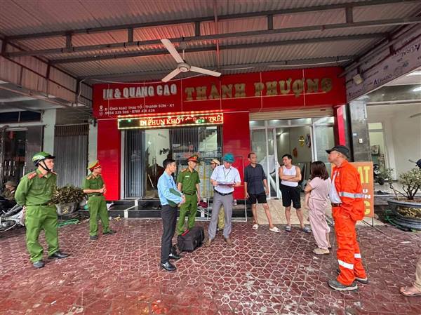 Kiến Thụy ra quân kiểm tra, xử lý vi phạm trật tự giao thông và hành lang an toàn đường bộ