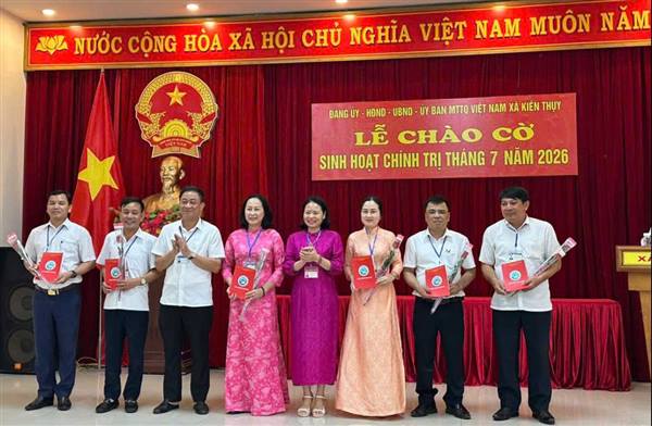 Xã Kiến Thụy trang trọng tổ chức nghi lễ chào cờ Tổ quốc, hát Quốc ca và sinh hoạt dưới cờ
