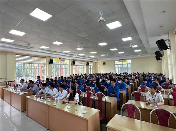 TRUNG TÂM CHÍNH TRỊ XÃ KIẾN THỤY TỔ CHỨC LỚP BỒI DƯỠNG CHUYÊN ĐỀ “LỊCH SỬ ĐẢNG – ĐẢNG TA THẬT LÀ VĨ ĐẠI”