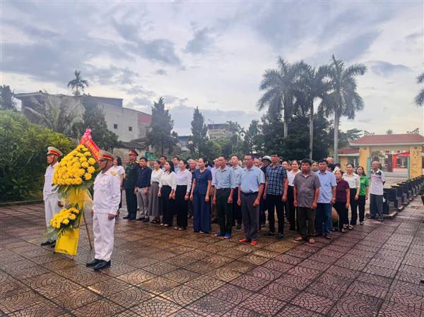 Đoàn công tác Đảng ủy - HĐND - UBND - UBMTTQVN xã Kiến Thụy dâng hương tri ân các Anh hùng liệt sĩ và thăm, tặng quà người có công nhân kỷ niệm 79 năm Ngày Thương binh - Liệt sĩ