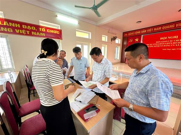 Hội nghị bàn giao danh sách, hồ sơ đảng viên