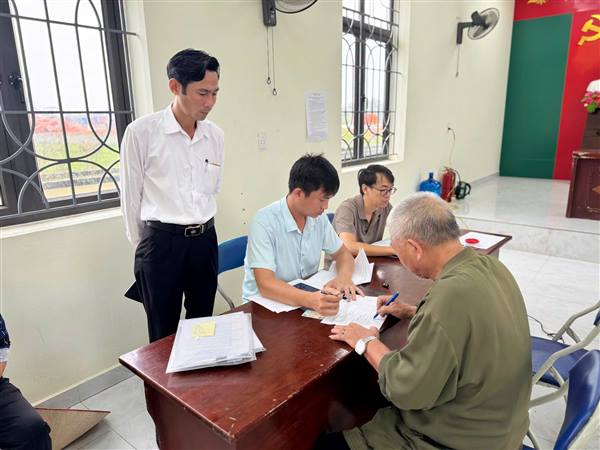 Xã Kiến Thụy chi trả tiền bồi thường, hỗ trợ phục vụ Dự án đường sắt Lào Cai - Hà Nội - Hải Phòng (trên địa bàn thôn Kim Đới 1 và Kim Đới 2)
