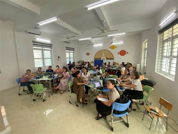 Trường Tiểu học Hữu Bằng tập huấn sử dụng " Phòng học thông minh, tương tác đa phương tiện" kết hợp công nghệ trí tuệ AI vào giảng dạy