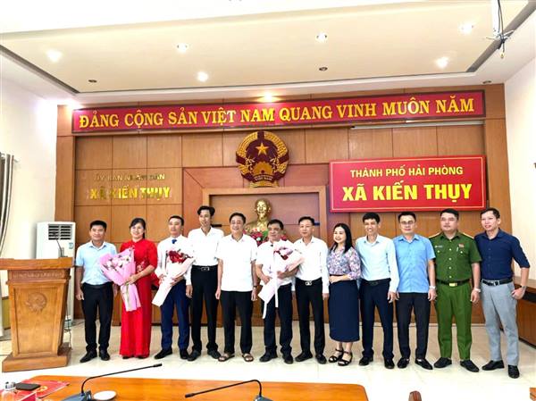 XÃ KIẾN THỤY CÔNG BỐ QUYẾT ĐỊNH BỔ NHIỆM CÁN BỘ LÃNH ĐẠO, QUẢN LÝ CÁC PHÒNG CHUYÊN MÔN