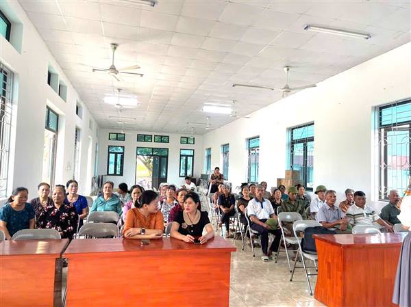 HỘI NÔNG DÂN XÃ KIẾN THỤY TUYÊN TRUYỀN PHÂN LOẠI RÁC THẢI, HƯỚNG DẪN NGƯỜI DÂN Ủ RÁC HỮU CƠ BẰNG MEN VI SINH TẠI THÔN HÒA LIỄU