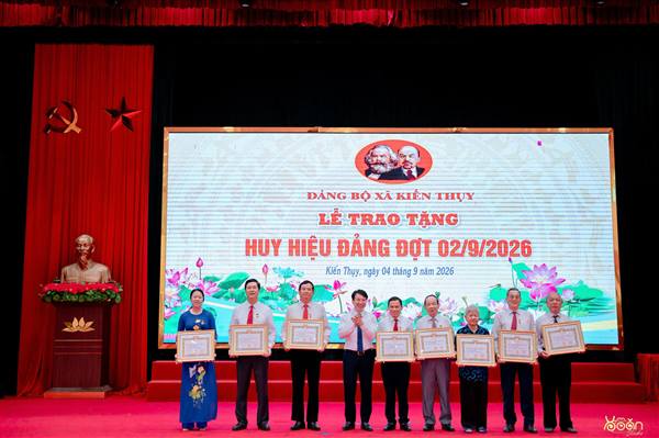 ĐẢNG ỦY XÃ KIẾN THỤY TỔ CHỨC TRAO TẶNG HUY HIỆU ĐẢNG ĐỢT 2/9 CHO 151 ĐẢNG VIÊN

