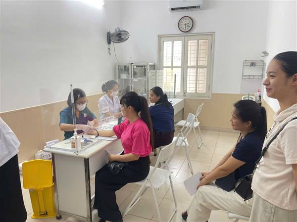 CÁN BỘ, GIÁO VIÊN, NHÂN VIÊN CÁC TRƯỜNG HỌC TRÊN ĐỊA BÀN XÃ KIẾN THỤY THAM GIA KHÁM SỨC KHỎE ĐỊNH KỲ