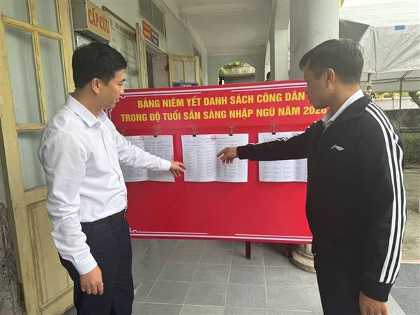 Đồng chí Bí thư Đảng uỷ kiểm tra công tác chuẩn bị khám sơ tuyển nghĩa vụ quân sự năm 2026