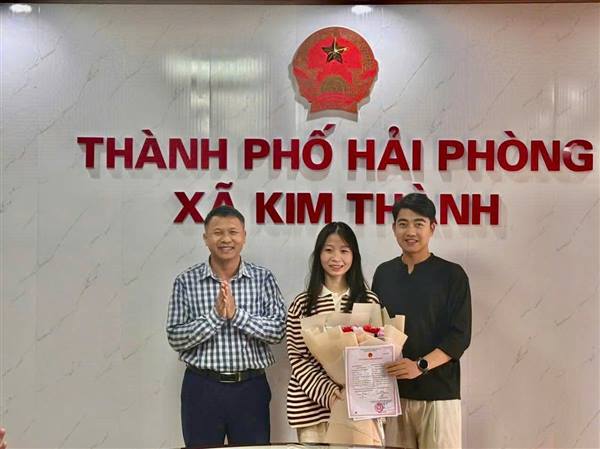 UBND xã Kim Thành trao giấy chứng nhận kết hôn đến công dân. Lan toả hình ảnh “chính quyền thân thiện vì nhân dân phục vụ”.