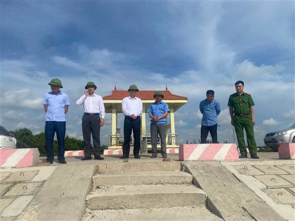Lãnh đạo Đảng, chính quyền xã Kim Thành kiểm tra công tác an toàn đê điều trong mùa mưa lũ
