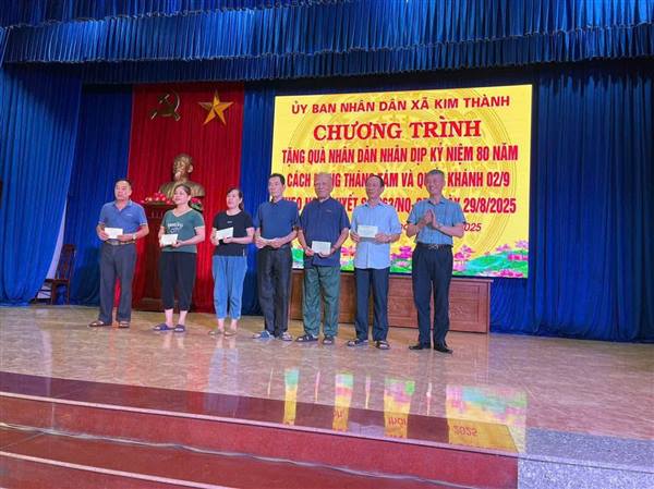 Nhân dân Kim Thành phấn khởi nhận quà Tết Độc Lập