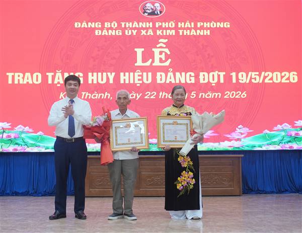 Đảng ủy xã Kim Thành long trọng tổ chức lễ trao tặng huy hiệu đảng đợt 19/5