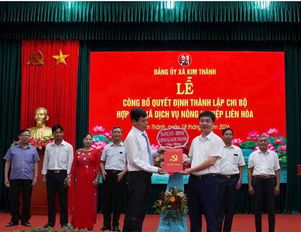 Đảng uỷ xã Kim Thành công bố quyết định thành lập chi bộ hợp tác xã dịch vụ nông nghiệp Liên Hoà.