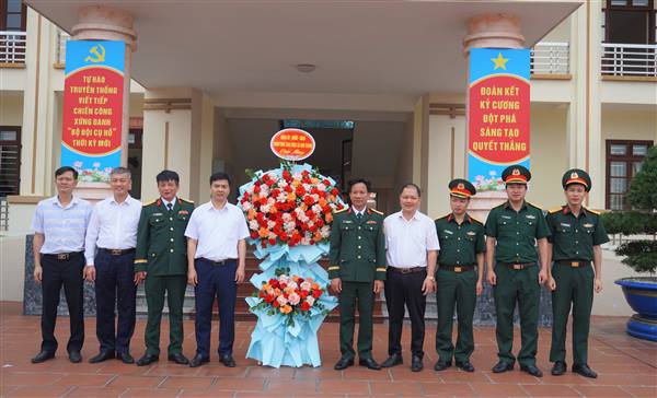Kim Thành thăm, động viên chiến sĩ mới nhập ngũ năm 2026 tại trường quân sự quân đoàn 12