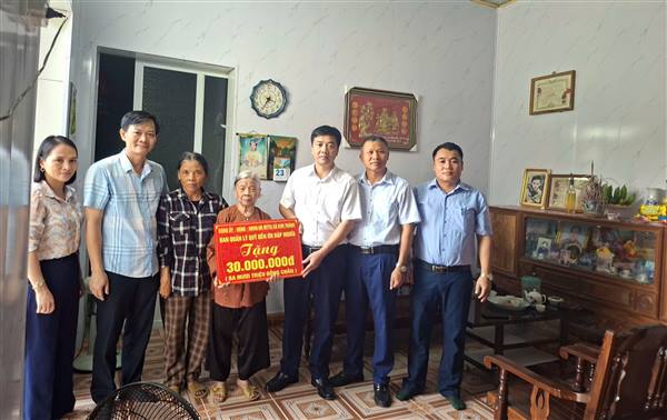 Kim Thành thăm, tặng quà gia đình chính sách, người có công nhân kỷ niệm 79 năm Ngày Thương binh - Liệt sĩ (27/7/1947 - 27/7/2026)