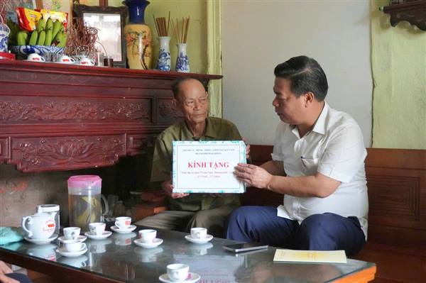 Đồng chí Phạm Văn Thép - Ủy viên Ban Thường vụ Thành ủy, Trưởng Ban Quản lý Khu kinh tế Hải Phòng đến thăm, tặng quà một số gia đình chính sách trên địa bàn xã Kim Thành 