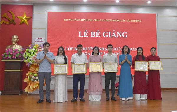 Bế giảng Lớp bồi dưỡng nhận thức về Đảng viên mới khoá I, lớp 2 và lớp 3 năm 2025