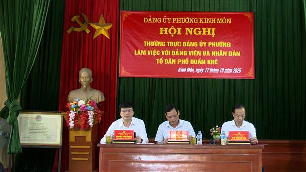 Thường trực Đảng ủy phường Kinh Môn làm việc với Đảng viên và Nhân dân tổ dân phố Duẩn Khê
