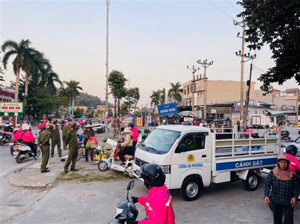 Lực lượng an ninh phường Kinh Môn ra quân đảm bảo trật tự đô thị trên địa bàn