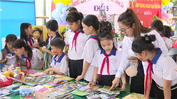 Thống nhất sử dụng một bộ sách giáo khoa giáo dục phổ thông, phát miễn phí cho học sinh