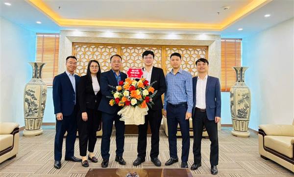 Lãnh đạo UBND phường Kinh Môn thăm, động viên các đơn vị quyết toán tài chính cuối năm 2025.