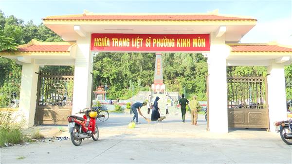 Phường Kinh Môn ra quân dọn vệ sinh Nghĩa trang liệt sĩ nhân kỷ niệm 78 năm ngày Thương binh liệt sĩ (27/7/1947 – 27/7/2025) 
