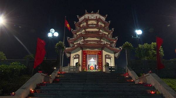 Linh thiêng Lễ dâng hương và thắp nến tri ân các anh hùng liệt sĩ