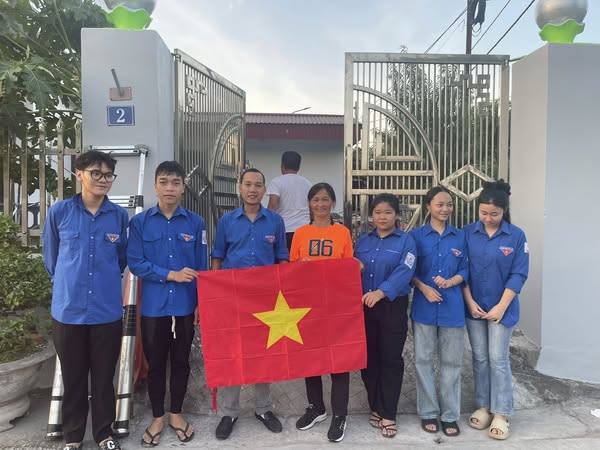 Hội Nông dân, Đoàn TNCS Hồ Chí Minh phường Kinh Môn tổ chức tặng cờ, vận động nhân dân cắm cờ, dọn vệ sinh Hướng tới chào mừng kỷ niệm 80 năm Ngày Quốc khánh nước Cộng hòa xã hội chủ nghĩa Việt Nam (2/9/1945 - 2/9/2025), chào mừng Đại hội đại biểu Đảng bộ phường Kinh Môn lần thứ nhất, nhiệm kỳ 2025 – 2030