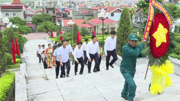 Phường Kinh Môn dâng hương tại đài tưởng niệm các anh hùng liệt sĩ