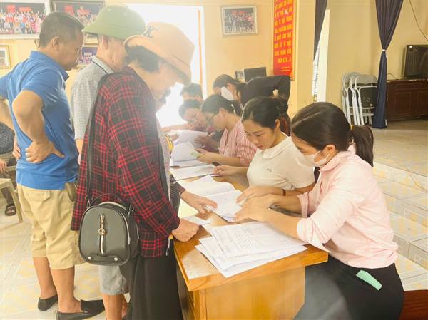 Nhân dân phường Kinh Môn vui mừng, phấn khởi nhận quà nhân dịp kỷ niệm 80 năm Cách mạng tháng tám và Quốc khánh 02/9