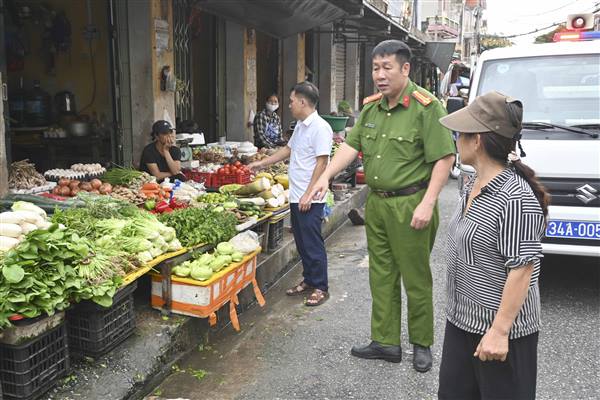 Công an phường Kinh Môn ra quân giải tỏa hành lang an toàn giao thông, chống lấn chiếm vỉa hè, lòng đường trên địa bàn phường